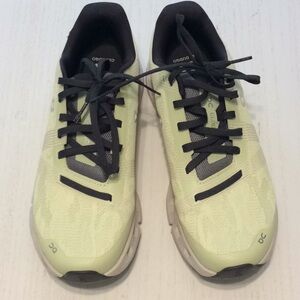 On Cloudgo sneaker in yellow